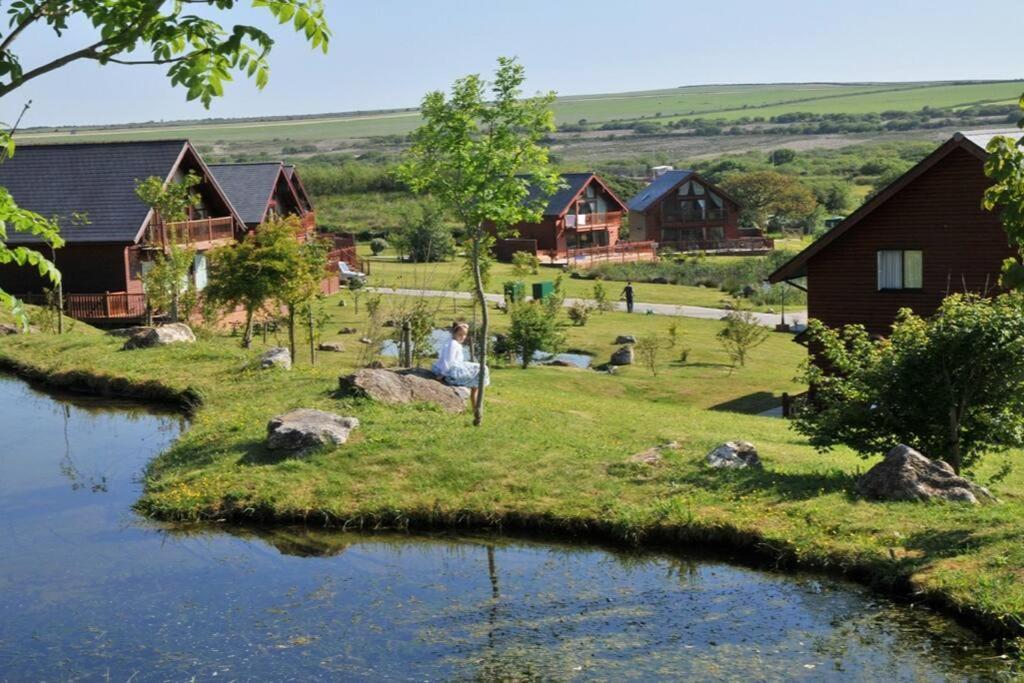 Skylark Sleeps 8 Private Hot Tub & Dogs Welcome Nr Padstow, Resort Pool Bar & Watersports St Columb Major Exterior photo